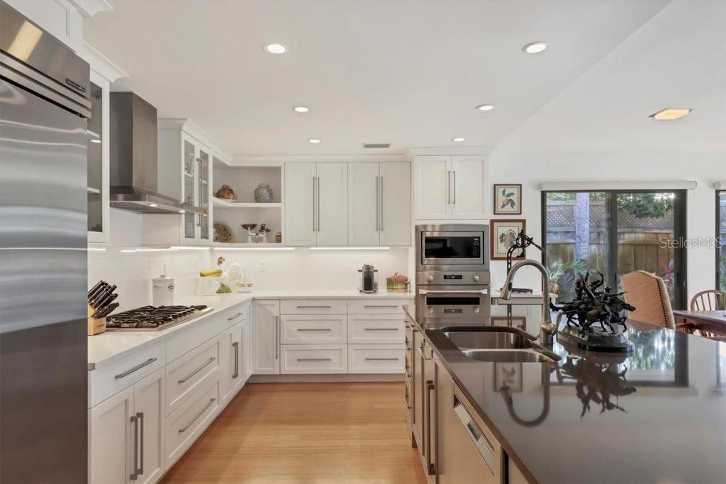 合同活跃: $1,995,000 (3 贝兹, 2 浴室, 2821 平方英尺)