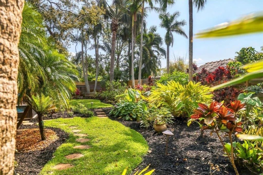 合同活跃: $1,995,000 (3 贝兹, 2 浴室, 2821 平方英尺)