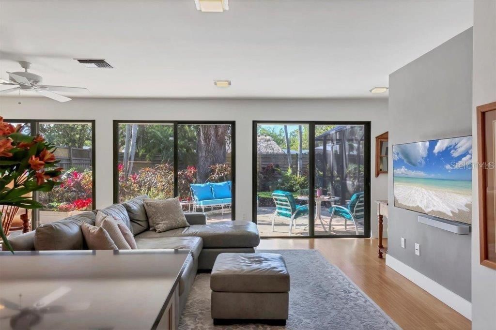 合同活跃: $1,995,000 (3 贝兹, 2 浴室, 2821 平方英尺)