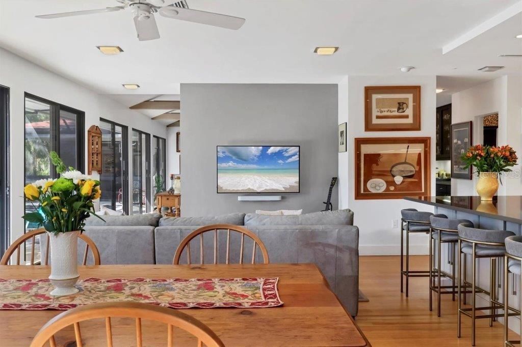 合同活跃: $1,995,000 (3 贝兹, 2 浴室, 2821 平方英尺)