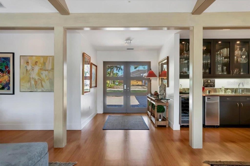 合同活跃: $1,995,000 (3 贝兹, 2 浴室, 2821 平方英尺)