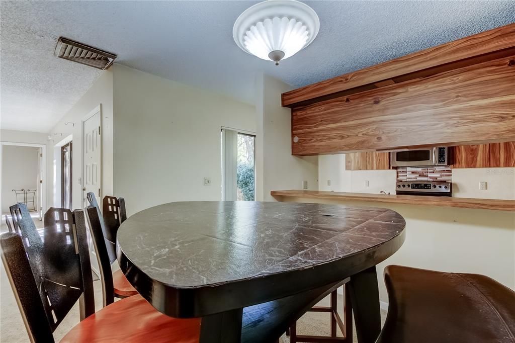 Под контрактом: $225,000 (3 спален, 2 ванн, 1572 Квадратных фут)