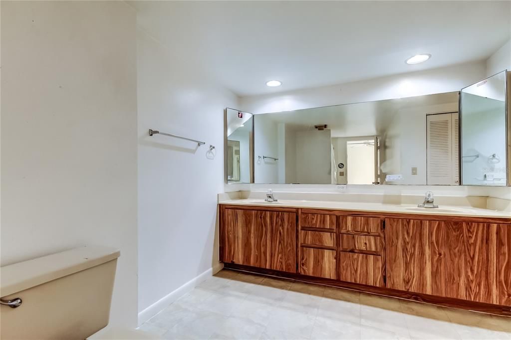 Под контрактом: $225,000 (3 спален, 2 ванн, 1572 Квадратных фут)