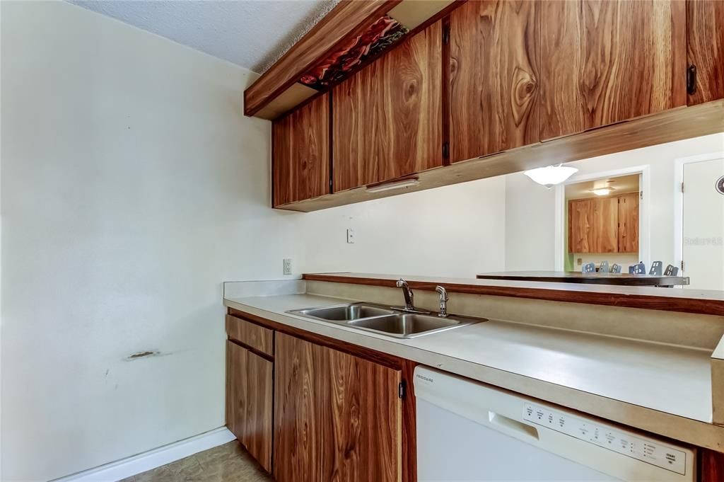 Под контрактом: $225,000 (3 спален, 2 ванн, 1572 Квадратных фут)