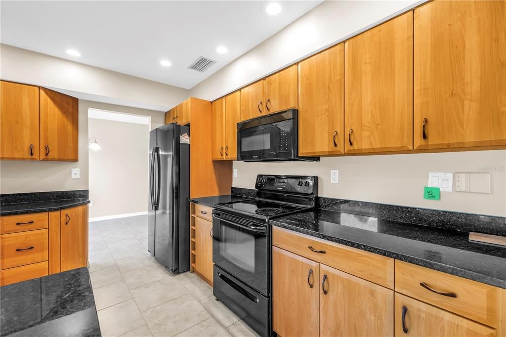 Под контрактом: $449,900 (3 спален, 2 ванн, 1500 Квадратных фут)