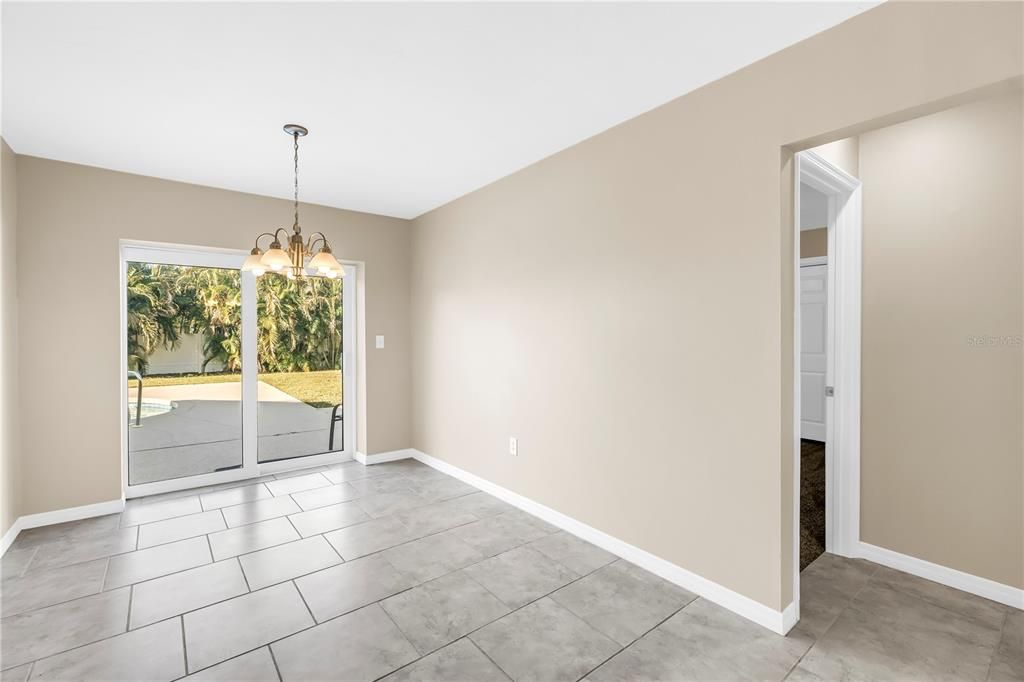 Под контрактом: $449,900 (3 спален, 2 ванн, 1500 Квадратных фут)