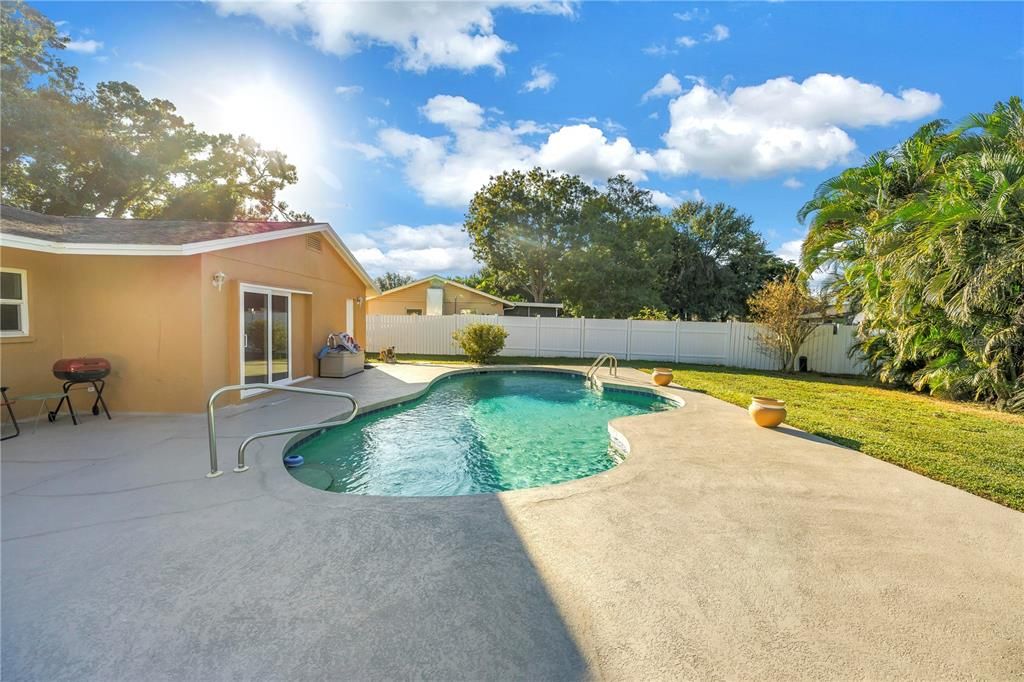 Под контрактом: $449,900 (3 спален, 2 ванн, 1500 Квадратных фут)