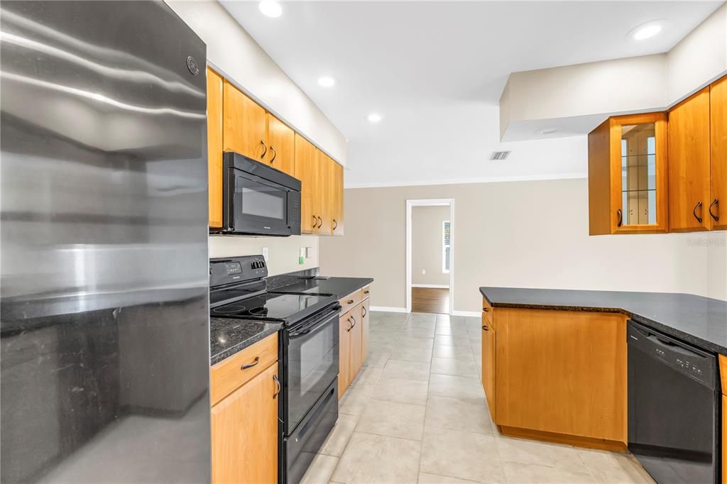 Под контрактом: $449,900 (3 спален, 2 ванн, 1500 Квадратных фут)