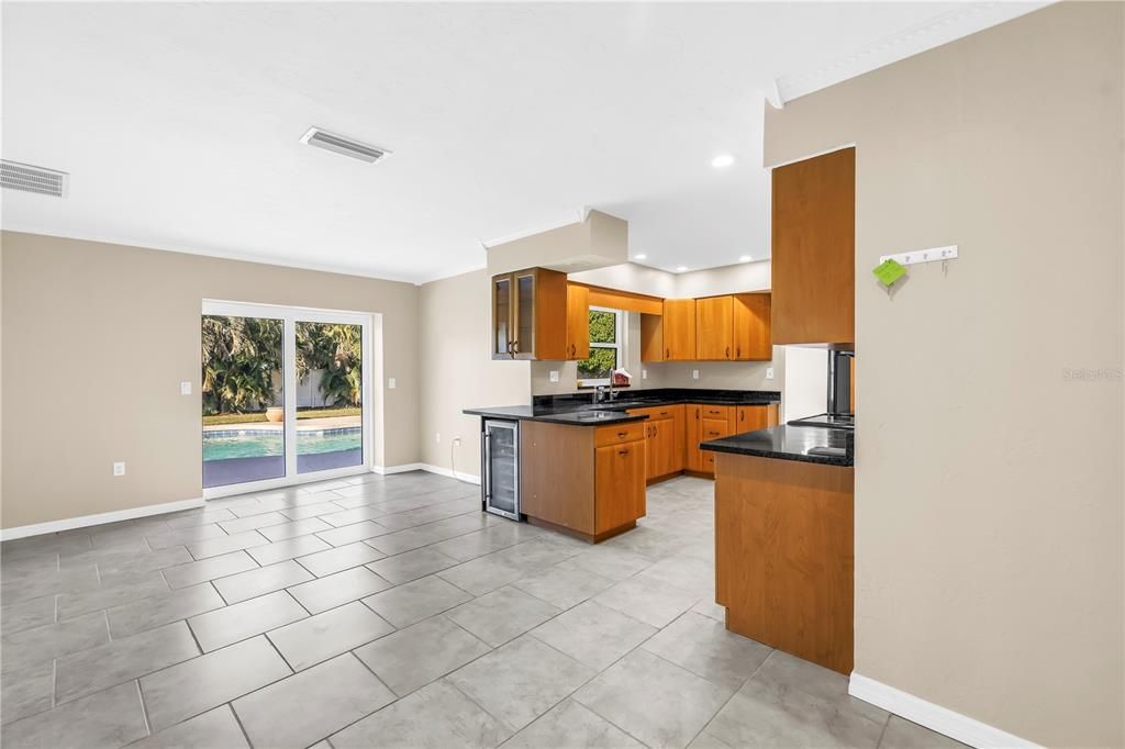 Под контрактом: $449,900 (3 спален, 2 ванн, 1500 Квадратных фут)