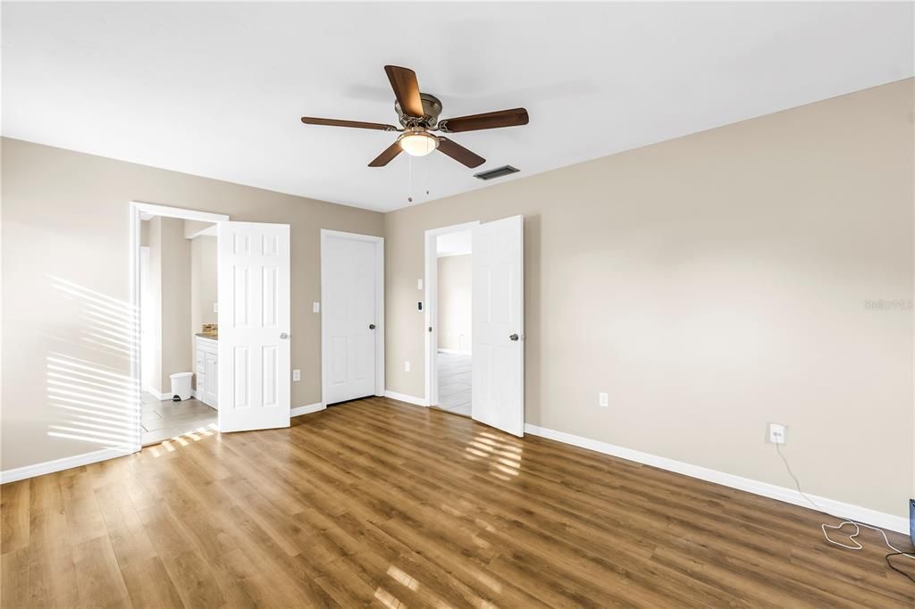 Под контрактом: $449,900 (3 спален, 2 ванн, 1500 Квадратных фут)