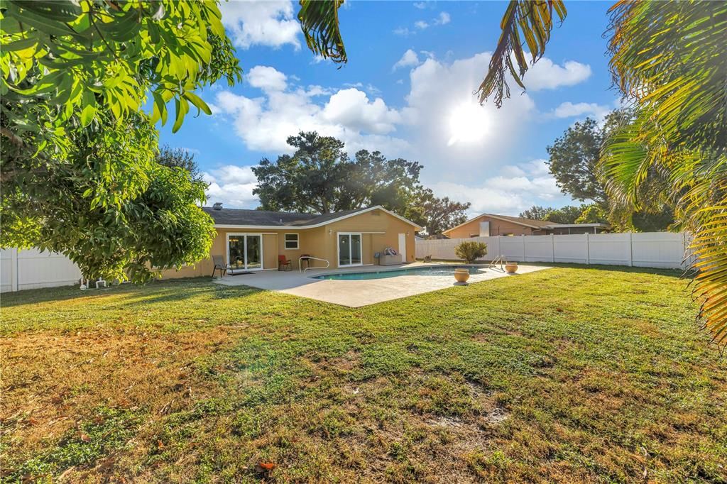 Под контрактом: $449,900 (3 спален, 2 ванн, 1500 Квадратных фут)