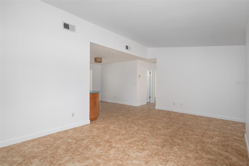 Active With Contract: $270,000 (2 beds, 2 baths, 1062 Square Feet)