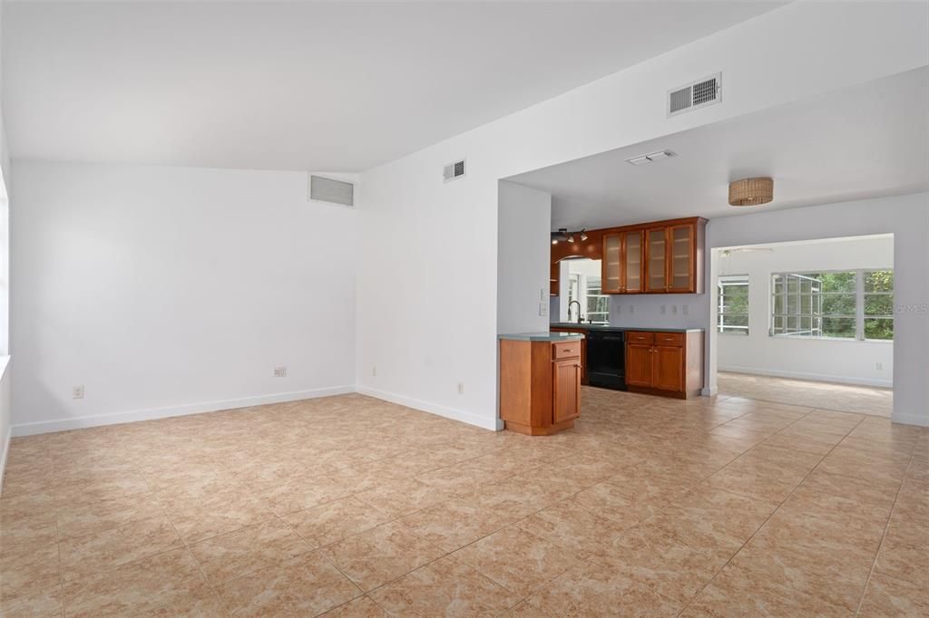 Active With Contract: $270,000 (2 beds, 2 baths, 1062 Square Feet)