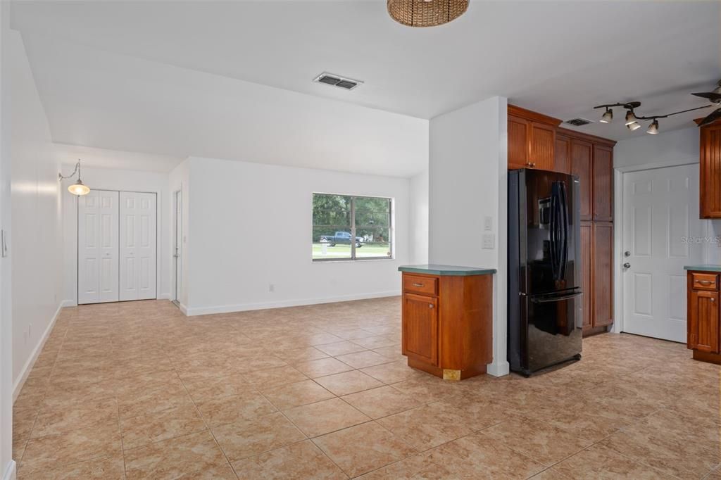 Active With Contract: $270,000 (2 beds, 2 baths, 1062 Square Feet)