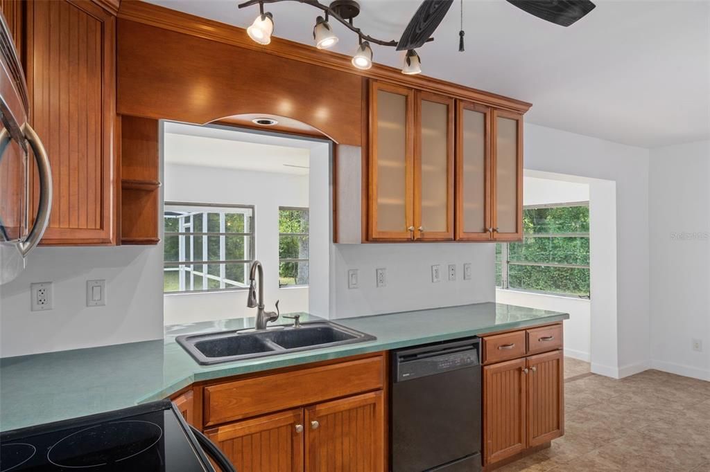 Active With Contract: $270,000 (2 beds, 2 baths, 1062 Square Feet)