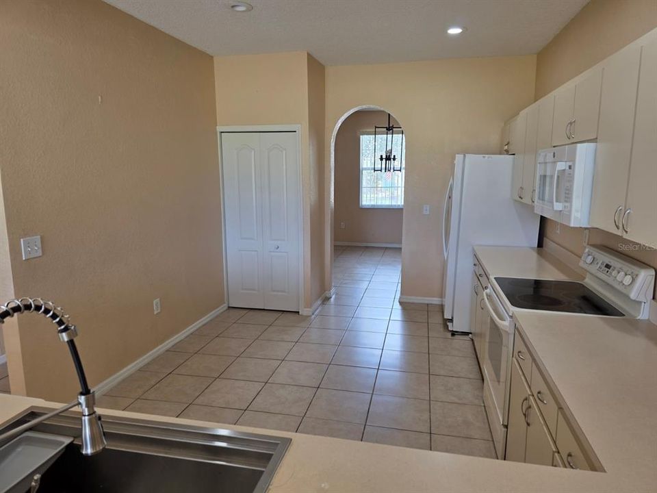 For Rent: $1,900 (4 beds, 2 baths, 2056 Square Feet)