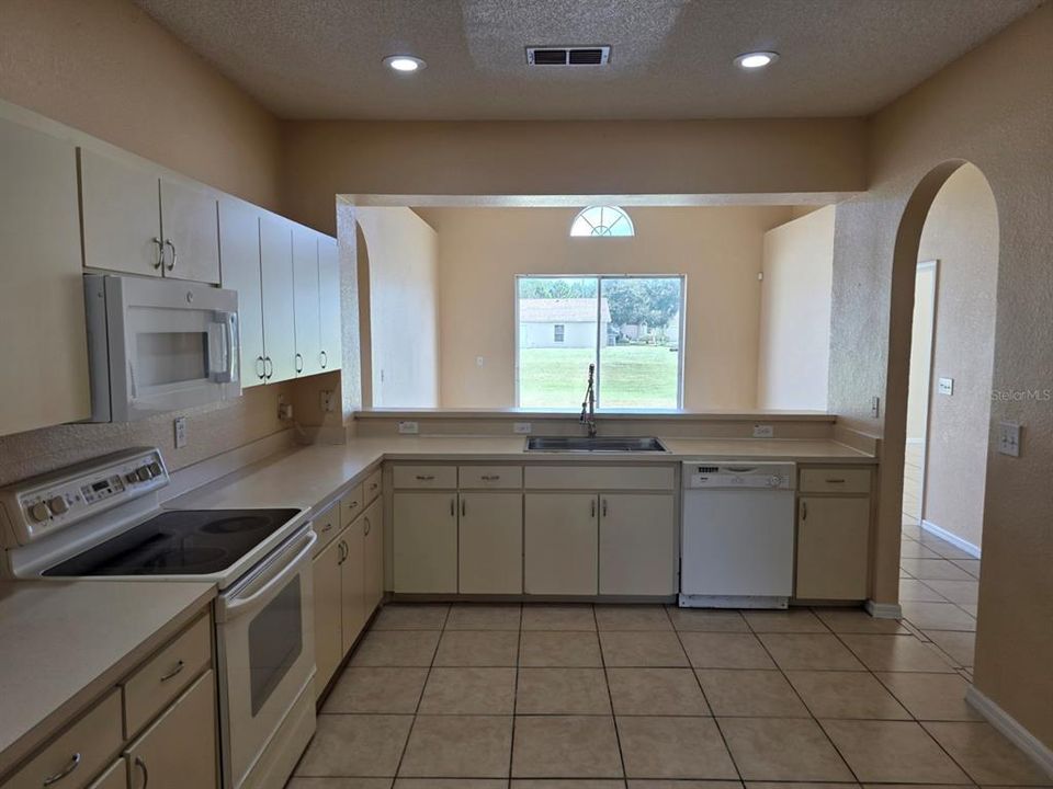 For Rent: $1,900 (4 beds, 2 baths, 2056 Square Feet)