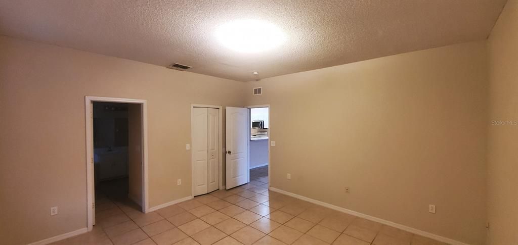 For Rent: $1,900 (4 beds, 2 baths, 2056 Square Feet)