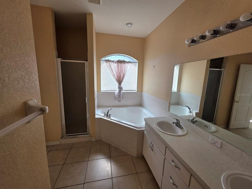 For Rent: $1,900 (4 beds, 2 baths, 2056 Square Feet)