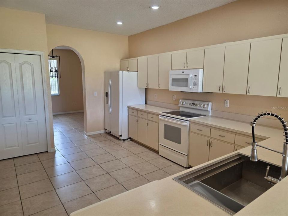 For Rent: $1,900 (4 beds, 2 baths, 2056 Square Feet)