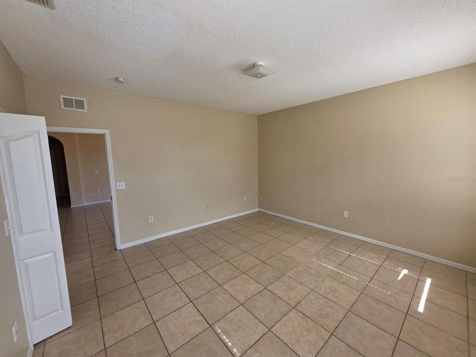 For Rent: $1,900 (4 beds, 2 baths, 2056 Square Feet)