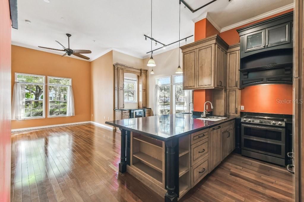 For Sale: $375,000 (1 beds, 1 baths, 882 Square Feet)