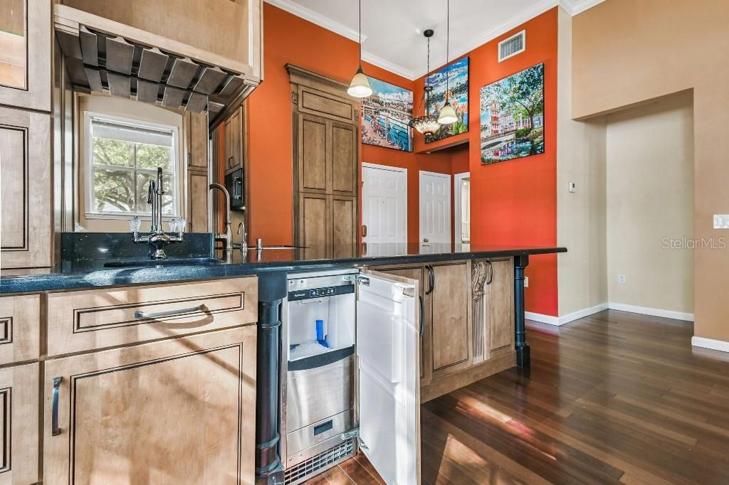 For Sale: $375,000 (1 beds, 1 baths, 882 Square Feet)