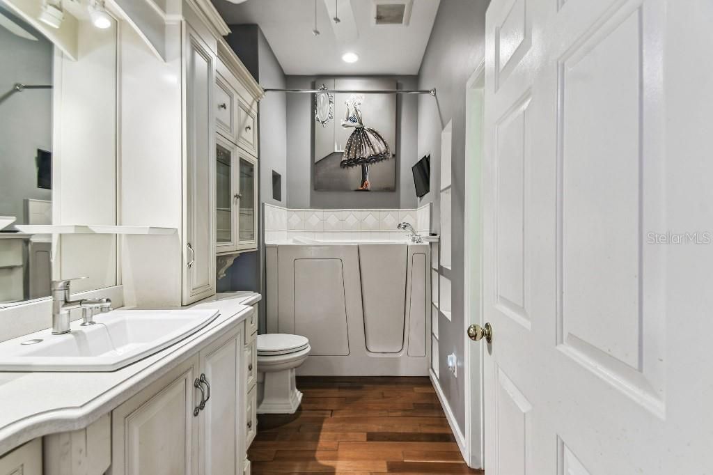 For Sale: $375,000 (1 beds, 1 baths, 882 Square Feet)