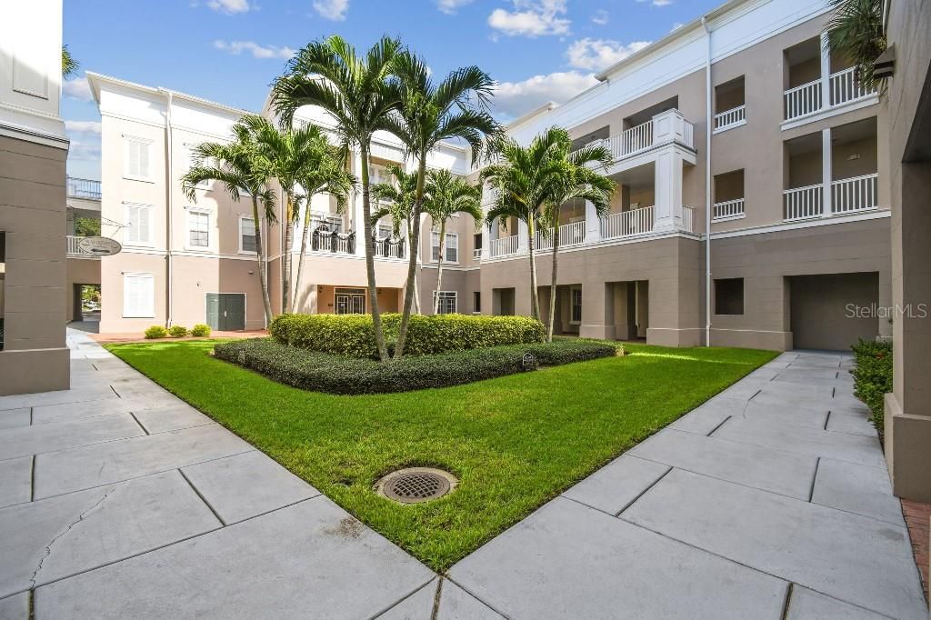 For Sale: $375,000 (1 beds, 1 baths, 882 Square Feet)