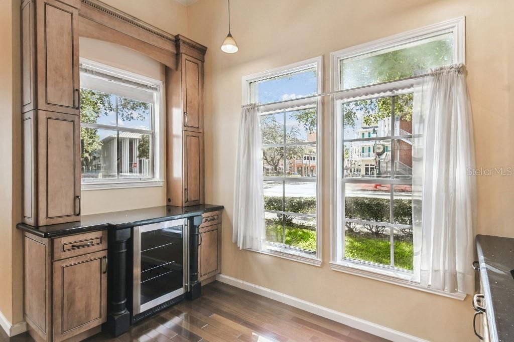 For Sale: $375,000 (1 beds, 1 baths, 882 Square Feet)