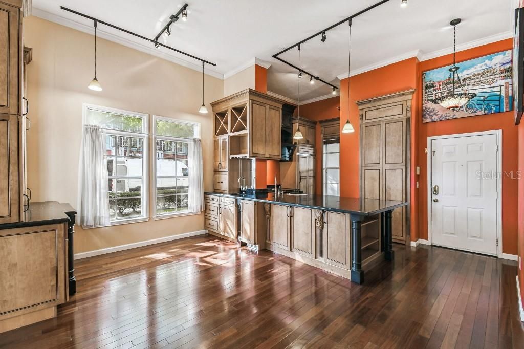 For Sale: $375,000 (1 beds, 1 baths, 882 Square Feet)