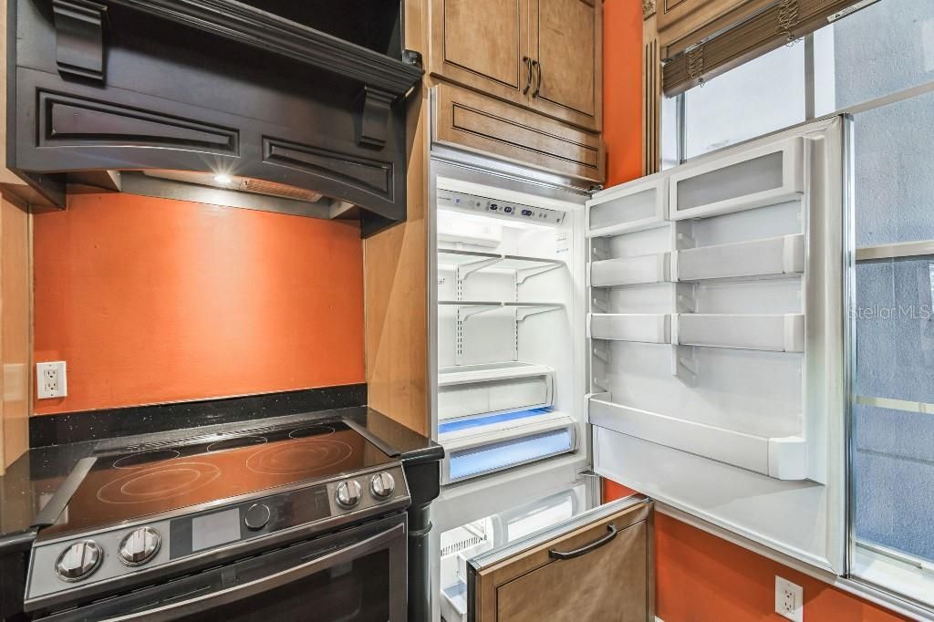 For Sale: $375,000 (1 beds, 1 baths, 882 Square Feet)