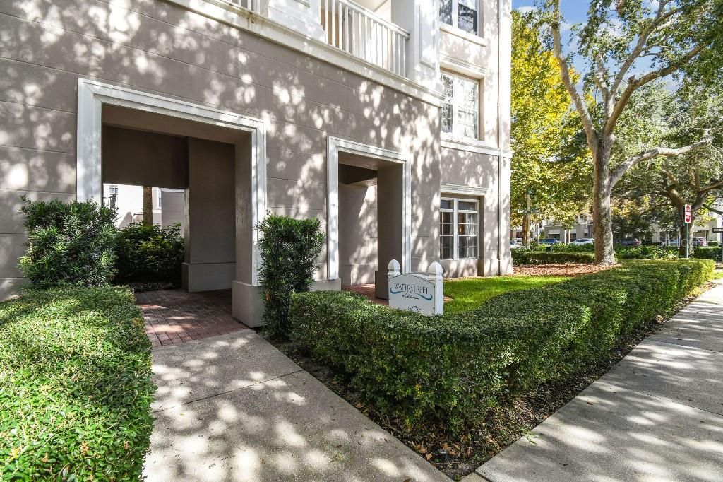 For Sale: $375,000 (1 beds, 1 baths, 882 Square Feet)