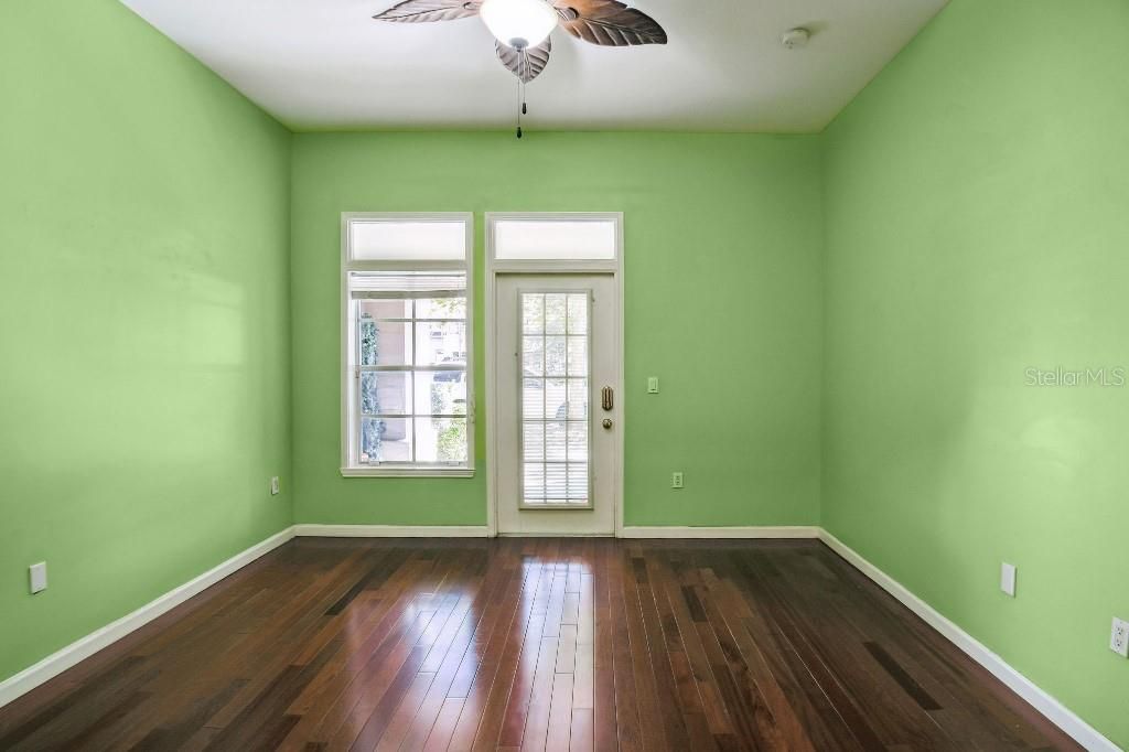 For Sale: $375,000 (1 beds, 1 baths, 882 Square Feet)