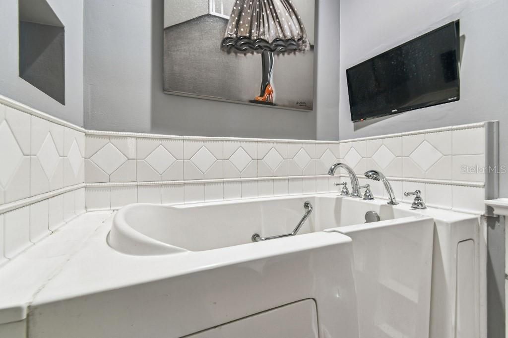 For Sale: $375,000 (1 beds, 1 baths, 882 Square Feet)