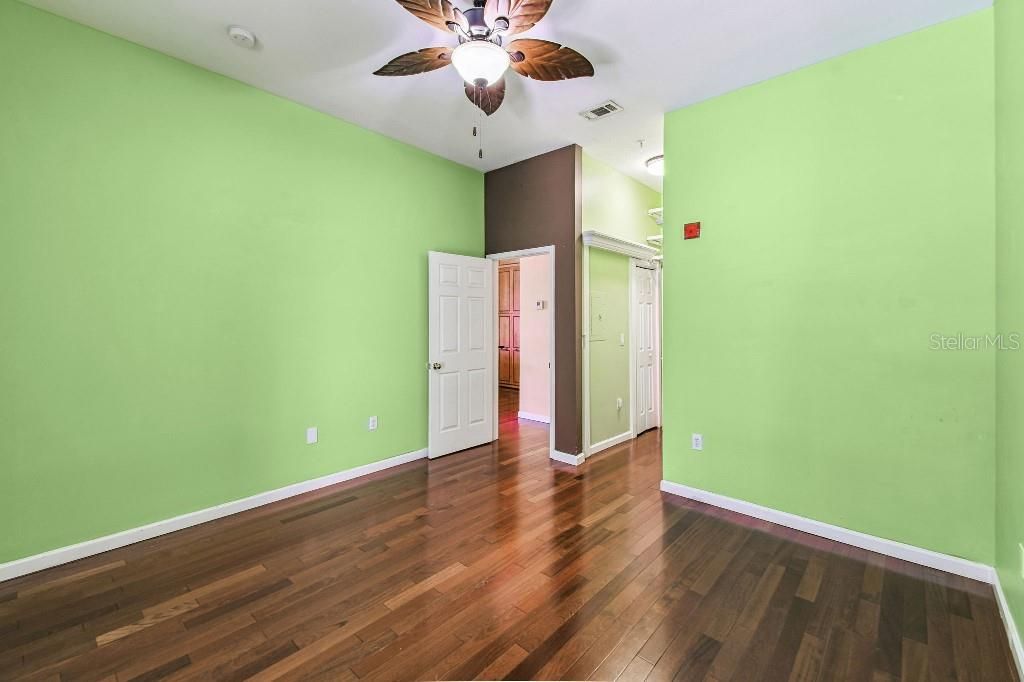 For Sale: $375,000 (1 beds, 1 baths, 882 Square Feet)