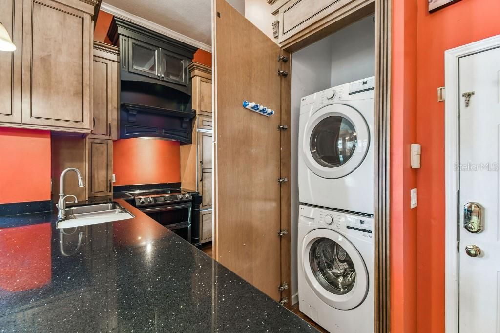 For Sale: $375,000 (1 beds, 1 baths, 882 Square Feet)