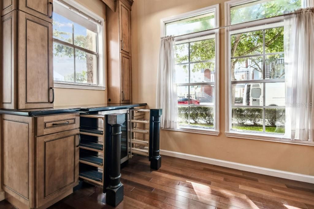 For Sale: $375,000 (1 beds, 1 baths, 882 Square Feet)