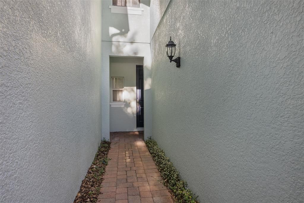 合同活跃: $299,000 (3 贝兹, 2 浴室, 1591 平方英尺)