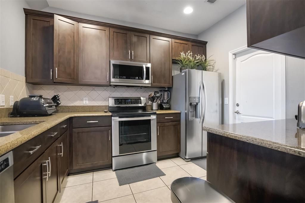 合同活跃: $299,000 (3 贝兹, 2 浴室, 1591 平方英尺)