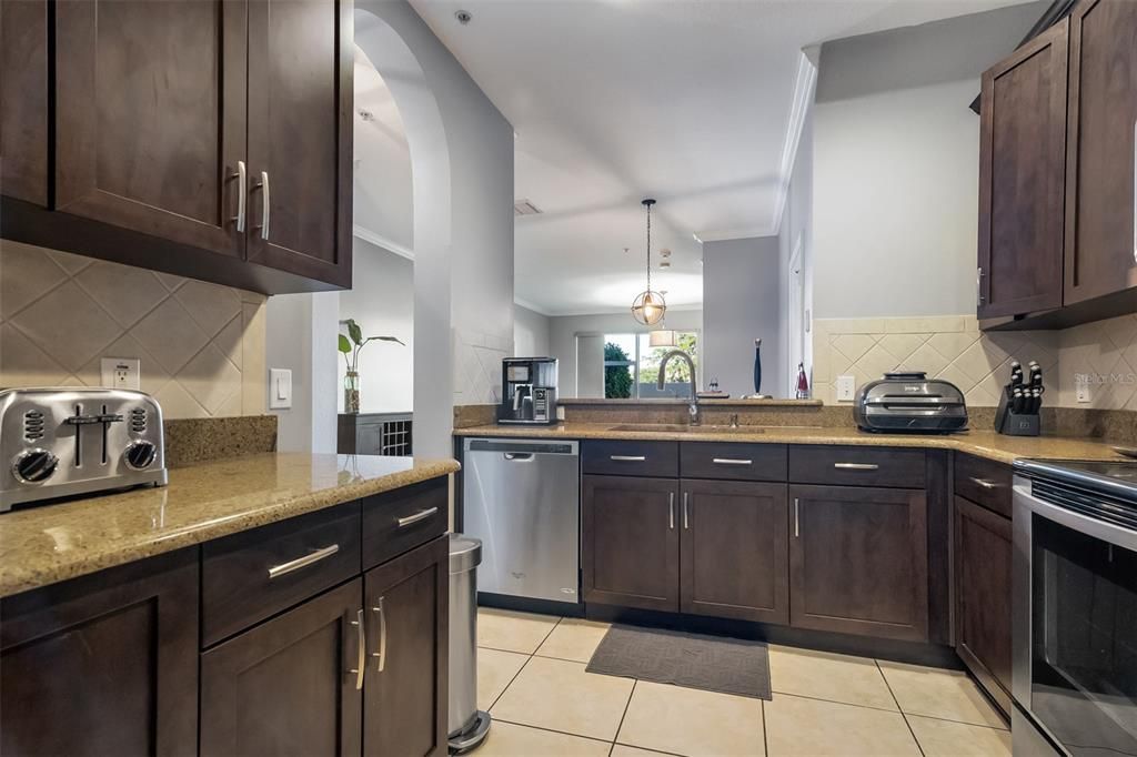 合同活跃: $299,000 (3 贝兹, 2 浴室, 1591 平方英尺)