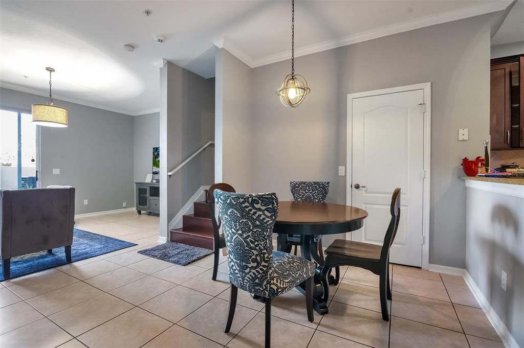 合同活跃: $299,000 (3 贝兹, 2 浴室, 1591 平方英尺)