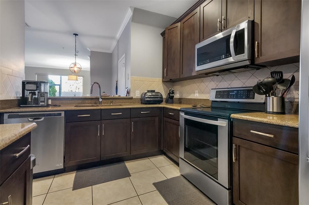 合同活跃: $299,000 (3 贝兹, 2 浴室, 1591 平方英尺)