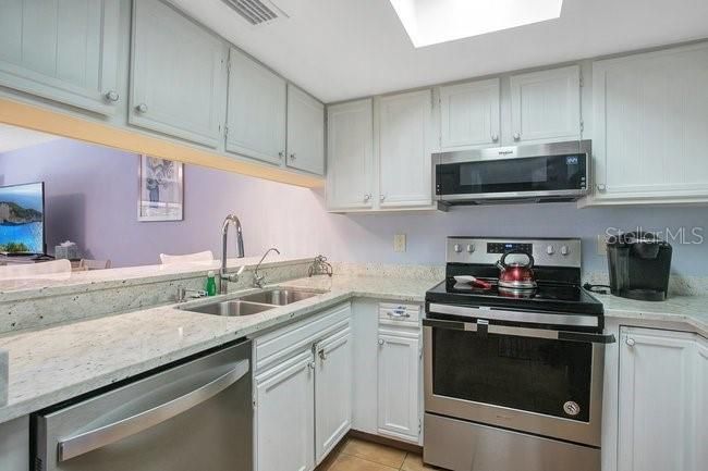 For Rent: $1,750 (2 beds, 2 baths, 967 Square Feet)