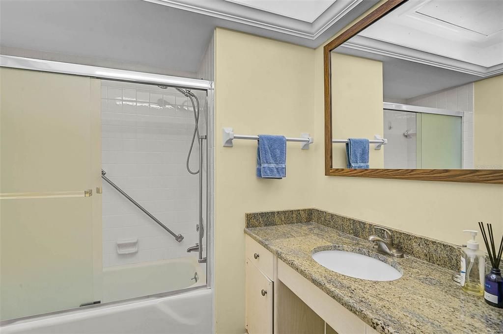 Activo con contrato: $245,000 (2 camas, 2 baños, 1673 Pies cuadrados)