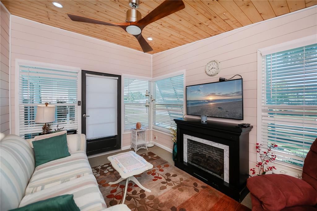 合同活跃: $195,000 (2 贝兹, 2 浴室, 1522 平方英尺)