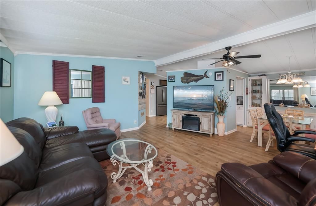 合同活跃: $195,000 (2 贝兹, 2 浴室, 1522 平方英尺)