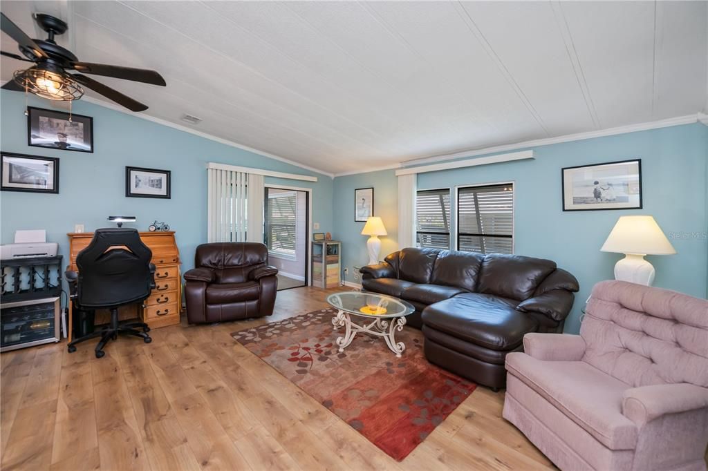 合同活跃: $195,000 (2 贝兹, 2 浴室, 1522 平方英尺)