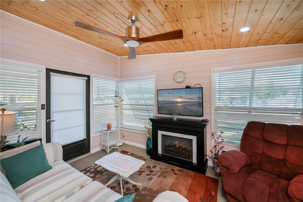 合同活跃: $195,000 (2 贝兹, 2 浴室, 1522 平方英尺)