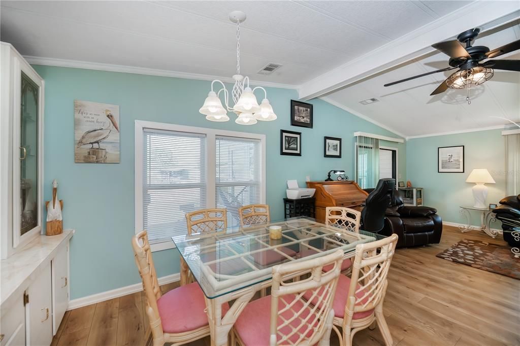 合同活跃: $195,000 (2 贝兹, 2 浴室, 1522 平方英尺)